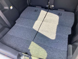 【アレンジ】リヤシートの肩部にある操作レバーで荷室側からすばやく簡単に前倒しができますよ☆分割可倒式なので載せるものによってアレンジが可能◎