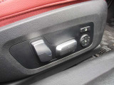 運転席メモリー付きフロント電動シート装備。