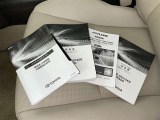 メンテナンスノート、取扱説明書です。 その車の整備記録が事細やかに記録されています。 車が生まれてから今までどのような道を歩んできたのか判るとても重要な物ですよ。