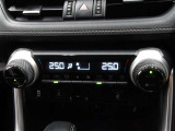 車内の温度管理に便利なオートエアコン☆
