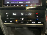 静電式タッチパネルを採用したフルオートエアコンディショナーを装備
