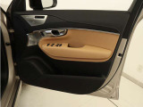 運転席ドアの全景です。キャビンを彩るすべてのものに、機能を形にした美しさが備わっています。