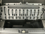 【ラゲージアンダーボックス】転がりやすい小さなお荷物などはこちらのボックスがお役立ち。スペースを有効活用しスッキリした車内空間に!