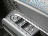 ドアとウィンドウのロックも可能で、後部座席にお子様が乗車しても安心です!