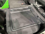 助手席を前倒しすればシートバックテーブルとして使用できます。