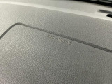 【助手席エアバッグ】SRSエアバッグとはシートベルトの働きを補助して衝突した時に乗員の衝撃を軽減するシートベルト併用式エアバッグ。前面衝突時に瞬時に膨らみ、頭部と胸部の衝撃を軽減します。