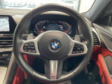 BMWのステアリングのリムは、一般的なものより少し太めにデザインされています。 これはタイヤやステアリングシャフトなどを介して伝わる路面からの入力を、しっかりと把握するためです。