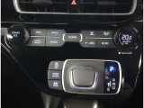 お車のキーはスマートキーです。キーを身につけた状態で車に近づき、ドアロックの解錠や施錠操作が出来ます。雨の日など両手がふさがっている時など、とっても便利ですね。