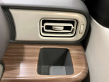 【運転席ドリンクホルダー】使いやすさに配慮したドリンクホルダー