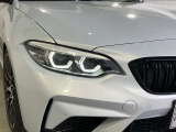 LEDヘッドライト 先進のLEDテクノロジーを採用。キセノンライトを上回るコントラストで明るく輝きます。夜間や悪天候時の日中でも優れた視野性を発揮し安全性と快適性を高めます。