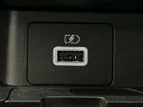 USB電源ソケットが前席中央にあり、便利に使えます☆