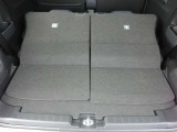 リヤシート背もたれを倒せば広い荷室になります