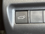 【パワーバックドア】スマートキーや運転席のボタンを押すだけでリアゲートが自動で開閉します!荷物を持っている時や、高い位置にあるバックドアを閉める際に便利な機能です♪