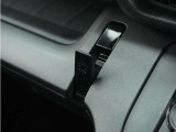 ◆フック◆ちょっとした買い物の袋を吊り下げたり、ゴミ袋を吊り下げられるコンビニフックがあり車内を転がらず便利です!