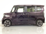 自社整備工場で点検整備をおこなってからお渡ししています。車検が残っている場合は『12ヶ月点検整備』を、車検整備付きの場合は『車検整備』をおこないます。整備費用は車両本体価格に含まれています。