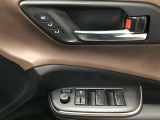 【マイコンプリセットドライビングポジションシステム】運転席に2名分のステアリング、シート、ドアミラーのポジションを記憶・再現します。