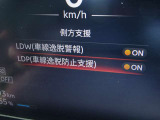 【車線逸脱防止支援システム】搭載されたカメラが車線の位置を認識し車線内を維持するよう車両の動きを制御したり、車線からはみ出しそうになった場合などに、車両を車線内に戻そうとする装置です。