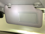 サンバイザーには、身だしなみを整える際に便利なバニティミラーが付いています。