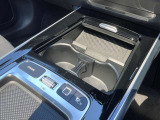 スマートフォンワイヤレス充電器と2本分のカップホルダーを装備。ドライブ中の利便性を高めます。