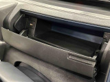 小物が収納できる運転席側インパネアッパーボックス。 ボックス内にはUSBソケットが一口。