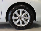 純正のアルミホイール装着車です。タイヤサイズは185/65R15です。