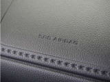 ◆助手席エアバッグ◆SRSエアバッグは、シートベルトだけでは防ぎきれない衝突時の衝撃から乗員を守るための安全装置。衝突時に瞬時に膨らみ、頭部や胸部がダッシュボードに直接衝突するのを防ぎます。