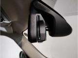 【ルームミラー一体型ETC車載器】ルームミラーの裏側に目立たない様に配置されたETCカード挿入口。スタイリッシュ且つ機能的なものとなっております。