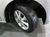 足元を精悍に引き締める純正14インチアルミホイール、おしゃれは足元から、カッコイイですね!他にも見たいところ、知りたいことなどございましたらお気軽にお問い合わせくださいませ。