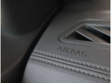 【助手席エアバッグ】 車両前方に衝撃が加わった際に、音響センサーによって瞬時に開きます。 ※シートベルト非着用の場合、本来の性能が発揮できませんので必ずシートベルトを着用しましょう。