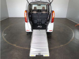重い荷物もスロープと電動ウインチで楽に積載。車いす以外の荷物もウインチでしっかり固定できるので安心です♪