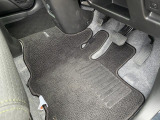 運転席フロアマットも装着済みです♪