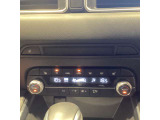 運転席と助手席でエアコンの設定温度を変えることが出来るので、それぞれ好みの温度を設定できます。