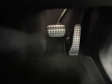 当店でお車をご購入のお客様はオーナー様専用保険「メルセデス・ベンツ保険」にご加入頂けます。飛来物によるフロントガラス破損やパンクによるタイヤ交換の際に、修理費用の一部をお支払いしております。