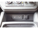 ランドローバーは、USBポートを車内の便利な位置に配置しています。通常、センターコンソール、グローブボックス、後部座席エリアなど、ドライバーや乗客がアクセスしやすい場所に配置されています。