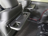 ◆シートバックテーブル◆フロントシートの背面に後席用のテーブルがついています。小物が置けて!カップホルダーもあります、ドライブ中や休憩時にも便利なテーブルです。