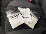 メンテナンスノート、取扱説明書ですね。 車の情報が凝縮されています。 車の整備記録が記載されている大事な物ですよ。