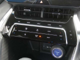 【オートエアコン】車内温度を感知して自動で温度調整をしてくれるのでいつでも快適な車内空間を創り上げます!どの席に座っても快適なドライブが楽しめます♪