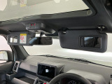 【サンバイザー】車内で身だしなみを整えるためのバニティミラーがセット。お化粧直しや髪型のチェックに活用できます。