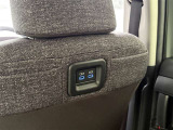 運転席シートの背面にUSBポートが2つあります。