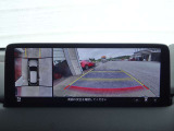周囲の見通しを高めた設計、狭い場所での取り回しや駐車をサポートする全周囲カメラ(360&deg;ビューモニター)を装備。上空から見下ろす視点の画面を見ながらの操作で、感覚が掴みやすく駐車が楽になります。