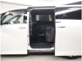 スライドドアの良いところは、乗り降りしやすく、隣の車両にドアをぶつける心配がないことですよね。両側電動スライドドアですから、運転席から開け閉めが操作できますよ。