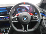 BMWのステアリングのリムは、一般的なものより少し太めにデザインされています。 これはタイヤやステアリングシャフトなどを介して伝わる路面からの入力を、しっかりと把握するためです。