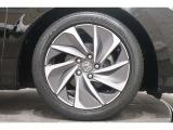 純正のアルミホイールが足元を飾ります!サイズは215/50R17です。