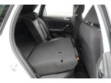 【リヤシート】分割可倒式リヤシート。積み荷の大きさや形に合わせた多彩なアレンジが可能です。