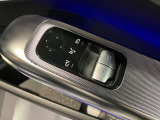 運転席ドアトリムには窓の一括コントローラーと電動ドアミラーのコントローラーが装備。