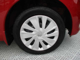 日産純正のホイールキャップが装着されてます。