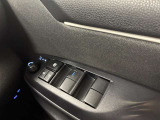 格納式リモコンドアミラーと、パワーウィンドウマスタースイッチです。車内の換気も運転席から簡単に行えます。