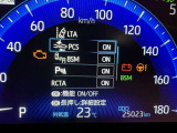隣車線を走る車両をレーダーで検知し、ドアミラーでは確認しにくい後側方エリアに存在する車両に加え、急接近してくる車両も検知します。車両を検知するとドアミラーに搭載されたLEDインジケーターが点灯します。