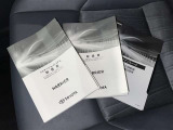 メンテナンスノート、取扱説明書ですね。 車の情報が凝縮されています。 車の整備記録が記載されている大事な物ですよ。