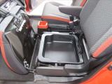 助手席の下にも収納トレーがございますので、アウトドアグッズやちょっとしたお荷物を載せていただくのに便利です!